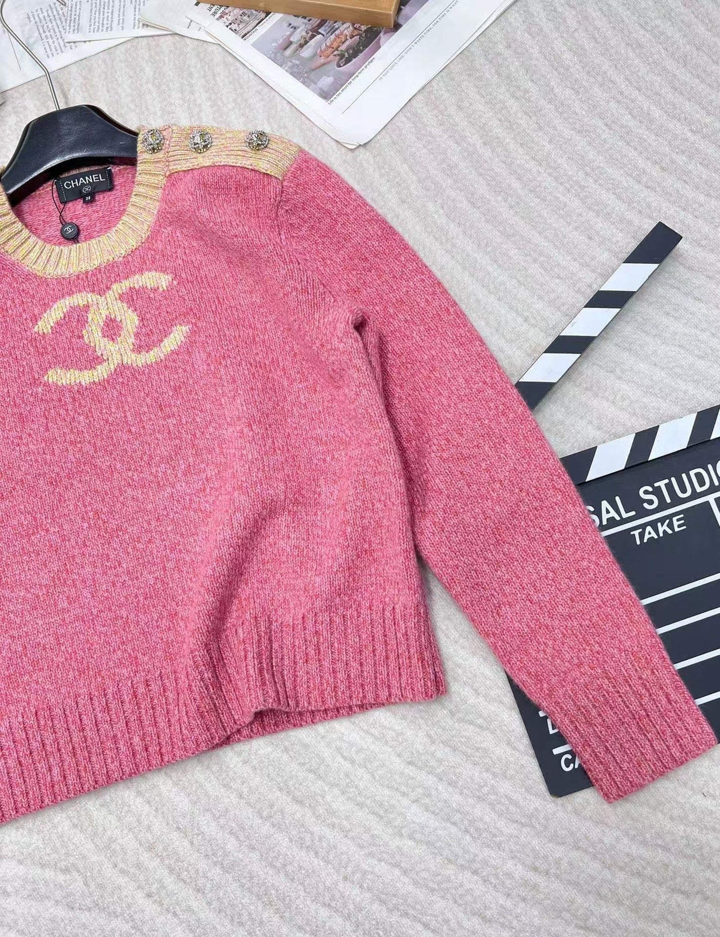 Rosafarbenes Jacquard-Strick-Langarmshirt mit überschnittenen Schultern und Knopfdetail