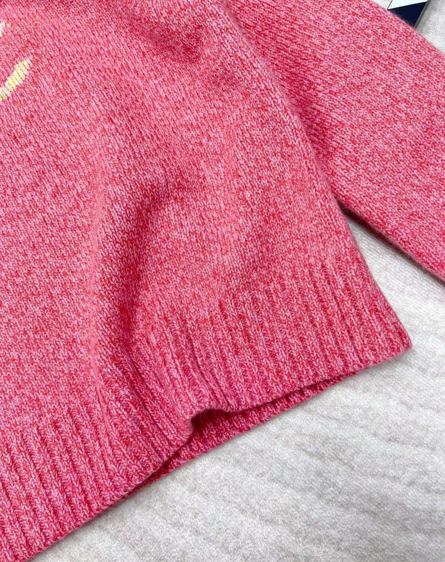 Rosafarbenes Jacquard-Strick-Langarmshirt mit überschnittenen Schultern und Knopfdetail