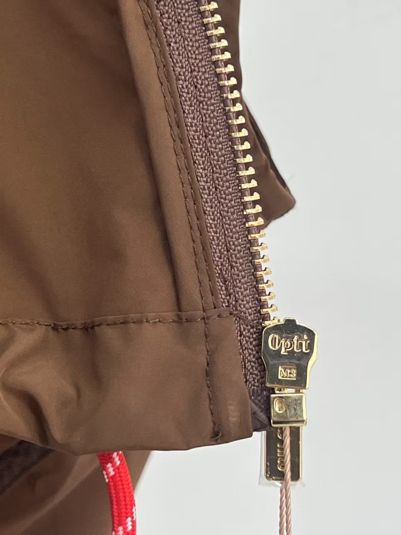 Neue kurze Nylonweste