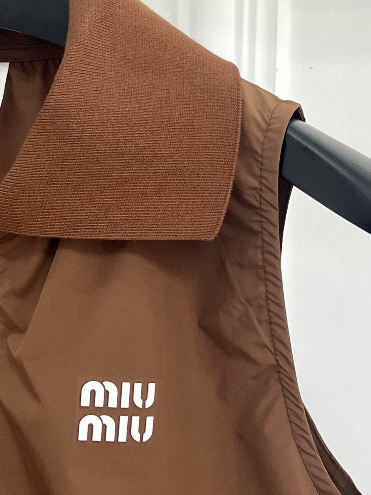 Neue kurze Nylonweste