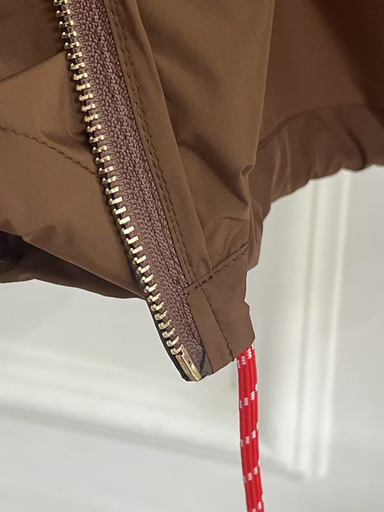 Neue kurze Nylonweste