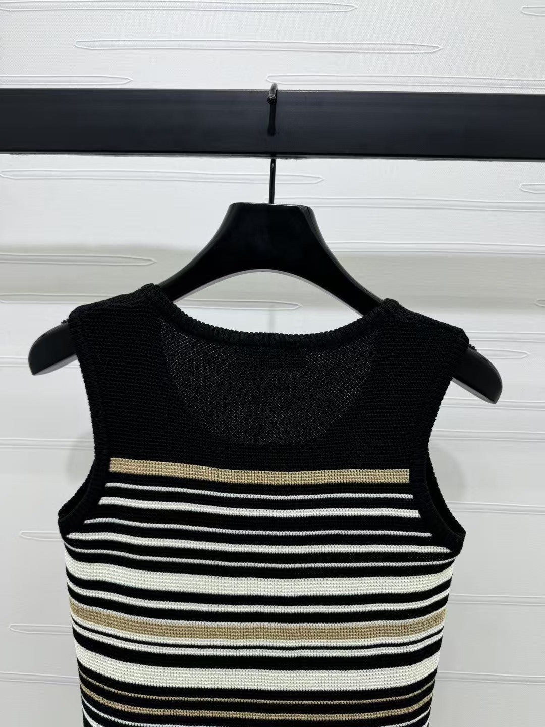 Gilet tricoté rayé à col en U printemps/été 25