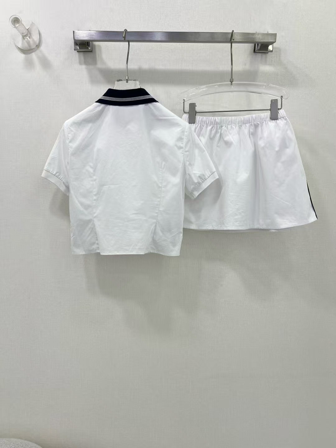 Costume tricoté bleu marine contrasté printemps/été 25