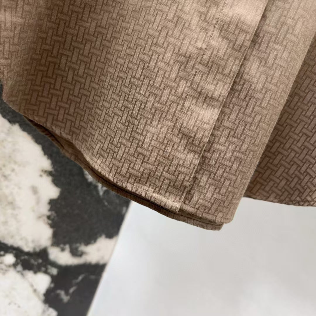 Nouvelle chemise à revers en jacquard à motif foncé au début du printemps