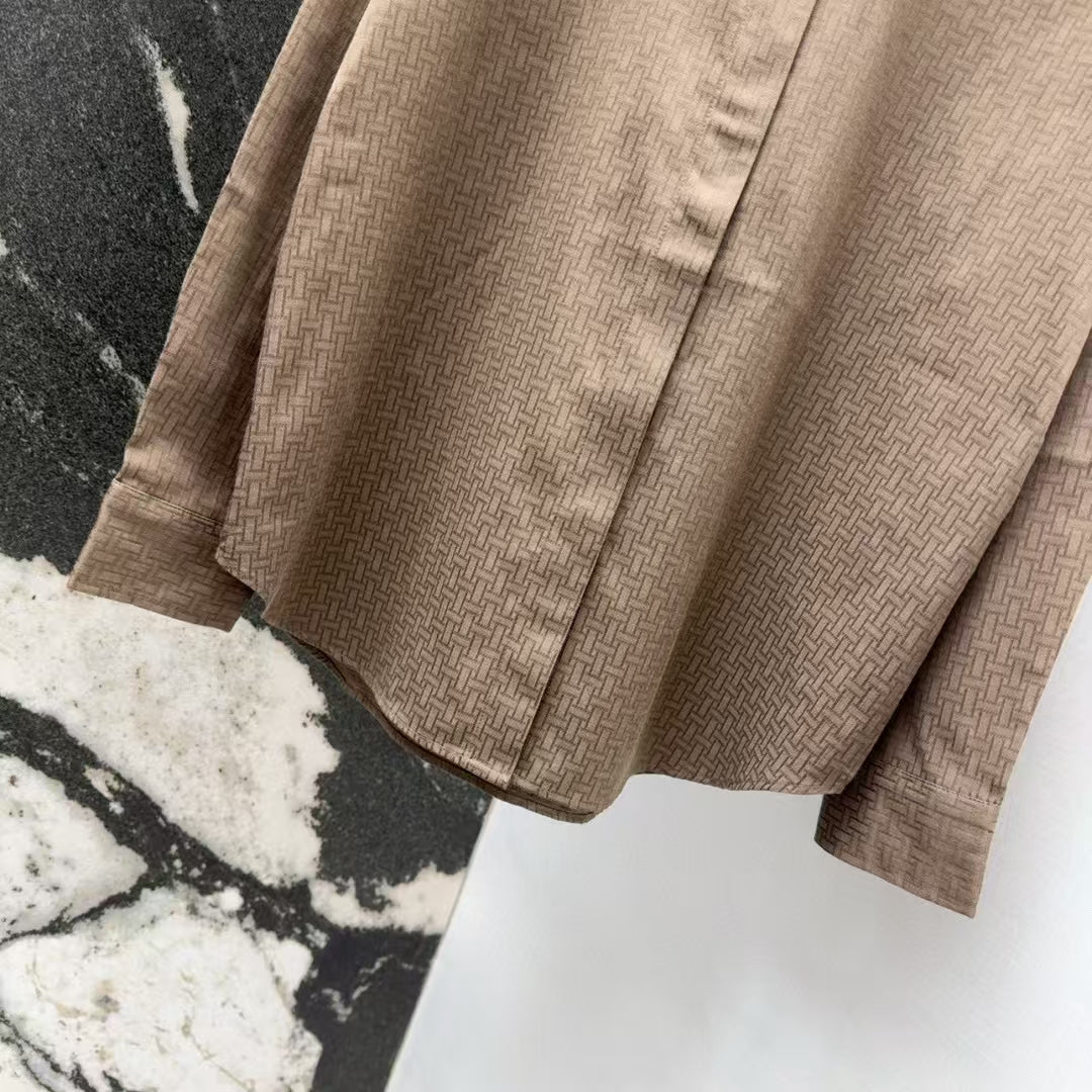 Nouvelle chemise à revers en jacquard à motif foncé au début du printemps