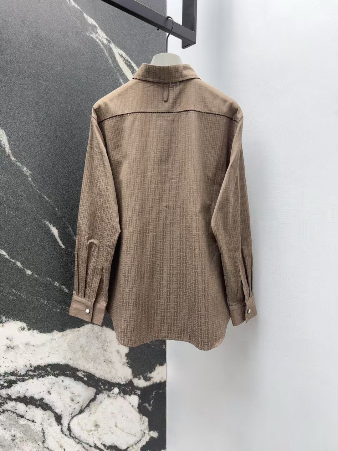 Nouvelle chemise à revers en jacquard à motif foncé au début du printemps