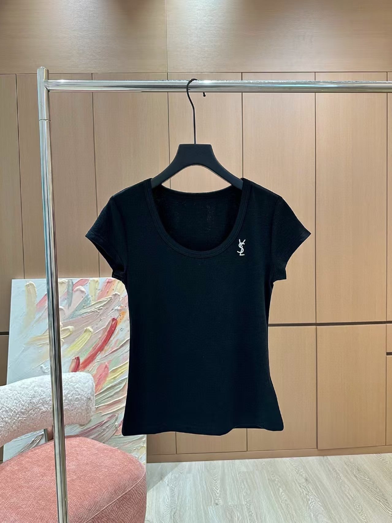 25 nouveaux t-shirts à manches courtes avec broderies de couleurs contrastées