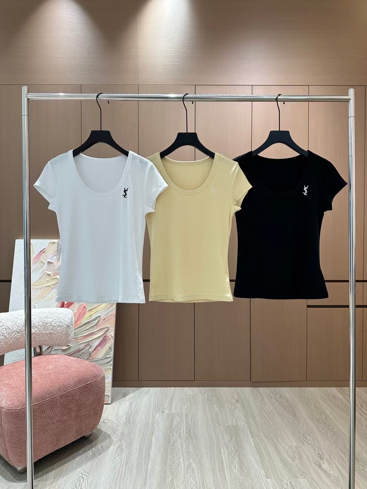 25 nouveaux t-shirts à manches courtes avec broderies de couleurs contrastées