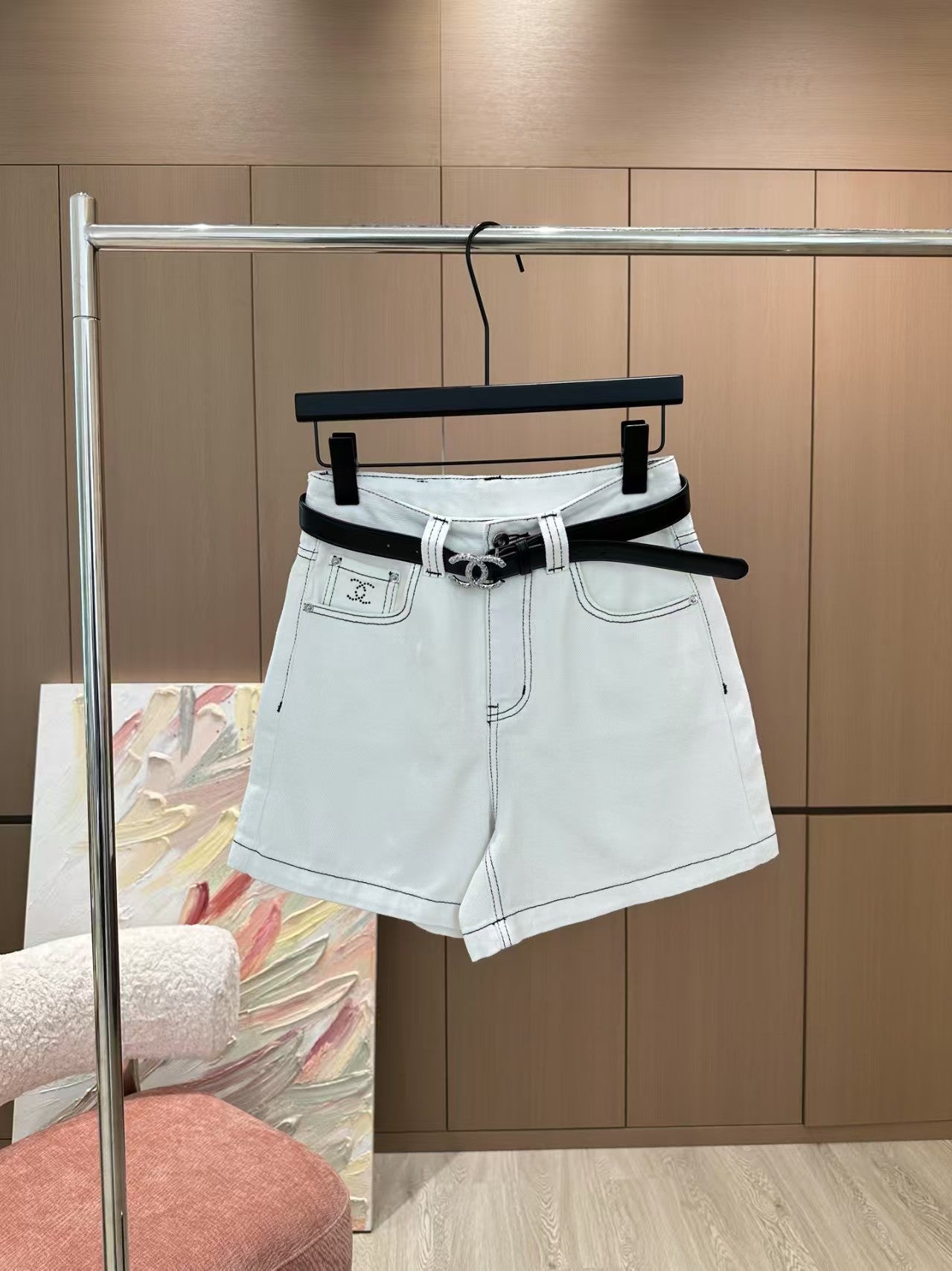 Jeansshorts mit schweren Strasssteinen