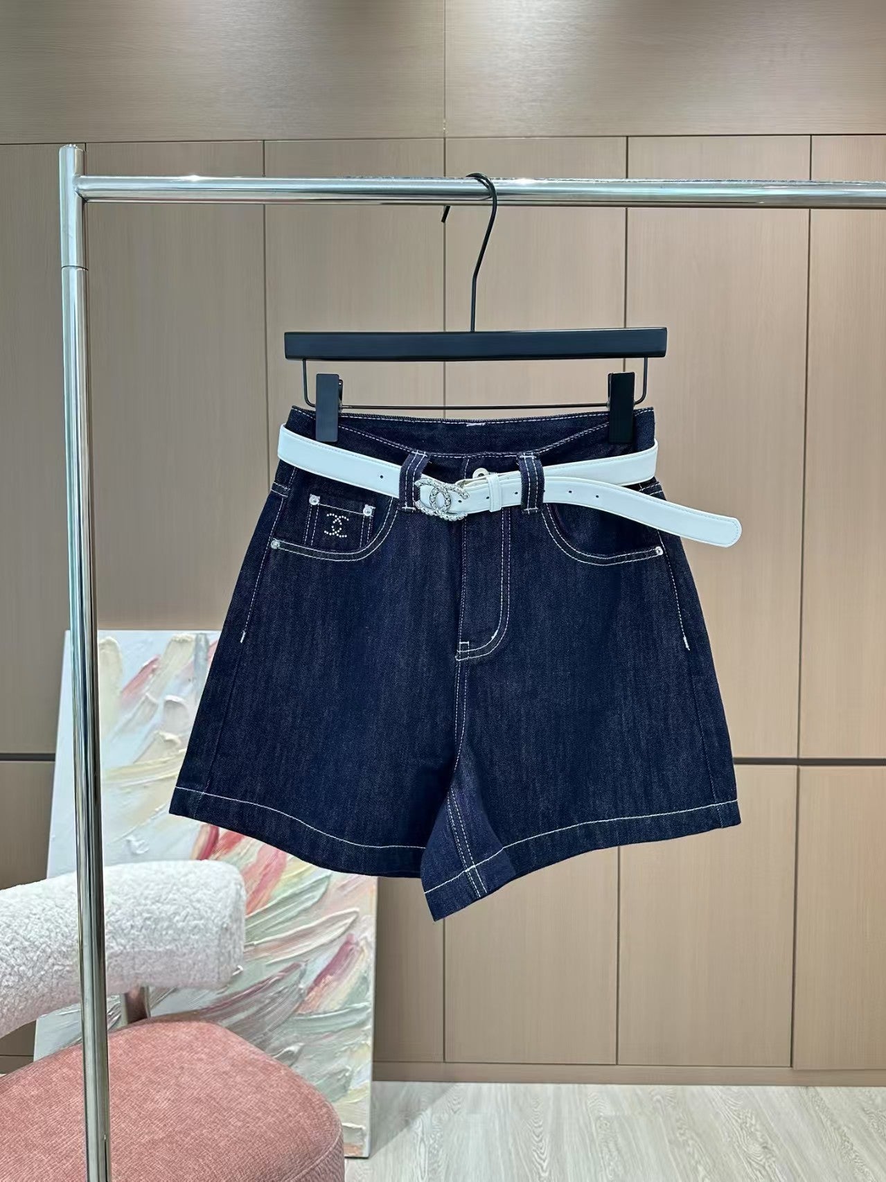 Jeansshorts mit schweren Strasssteinen