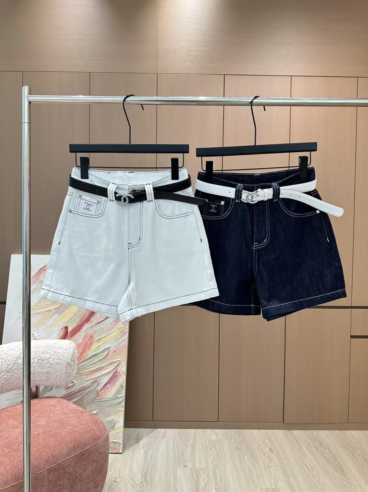 Jeansshorts mit schweren Strasssteinen