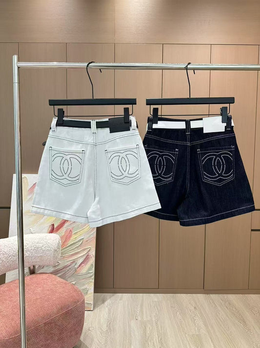 Short en jean à gros strass