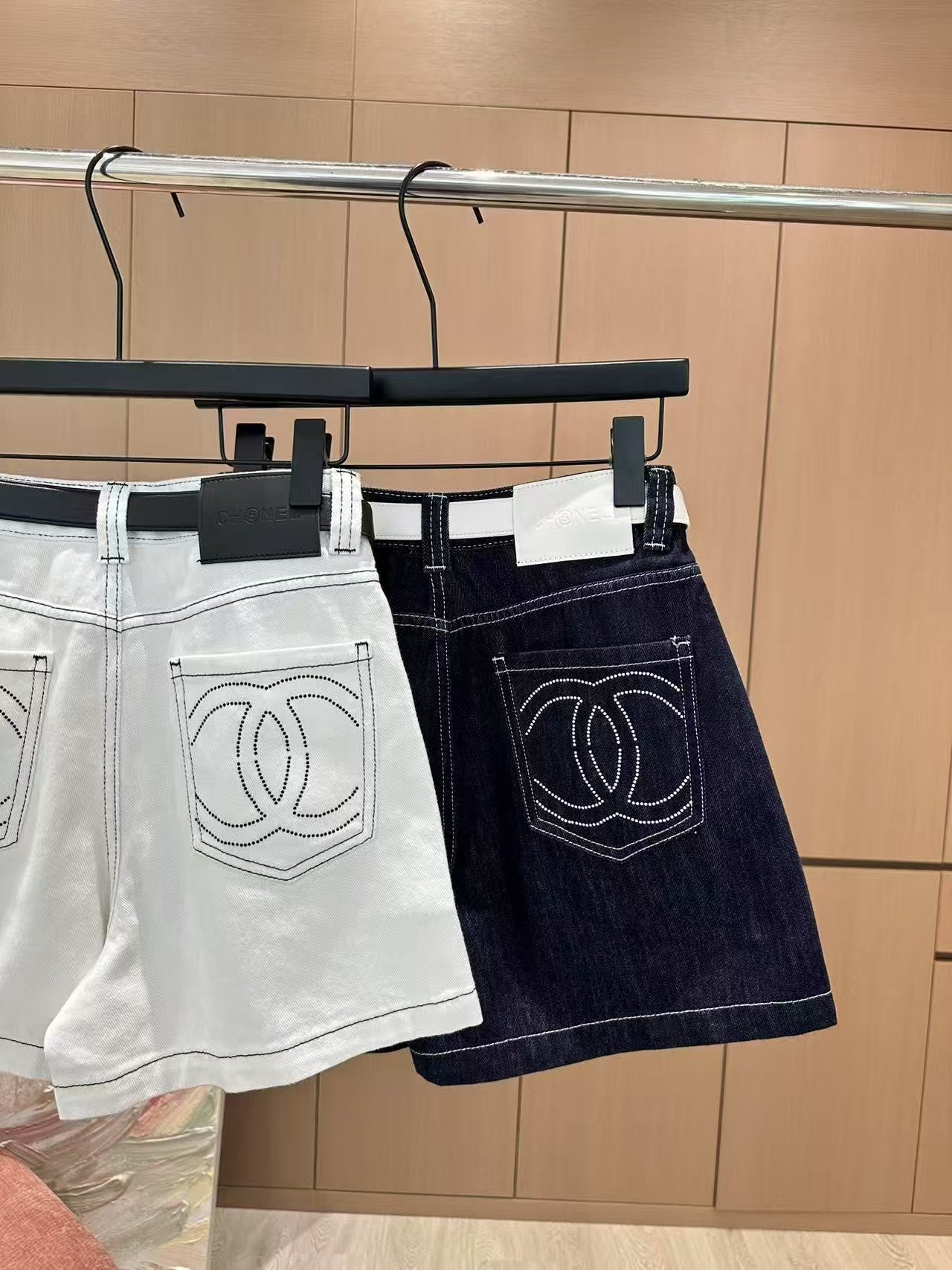 Jeansshorts mit schweren Strasssteinen