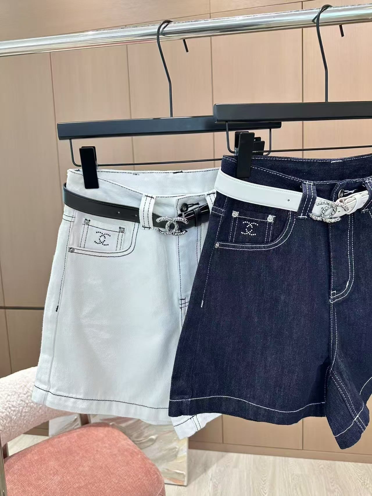 Jeansshorts mit schweren Strasssteinen