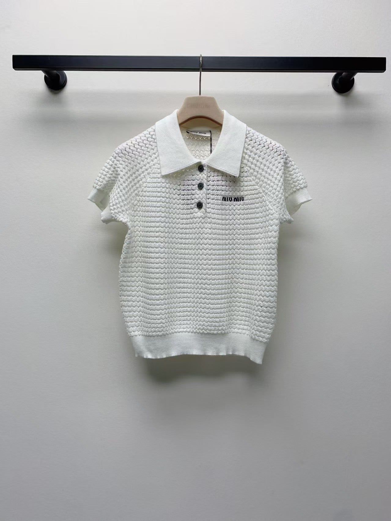 Pull tricoté à manches courtes avec lettres et boutons à revers 25ss