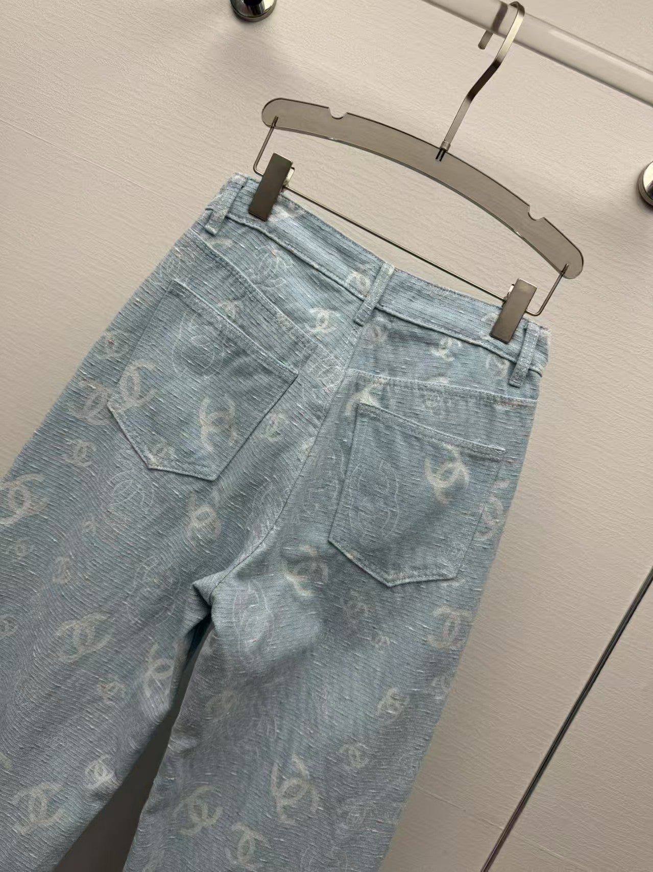 Jean droit 25ss à imprimé jacquard sur toute la surface