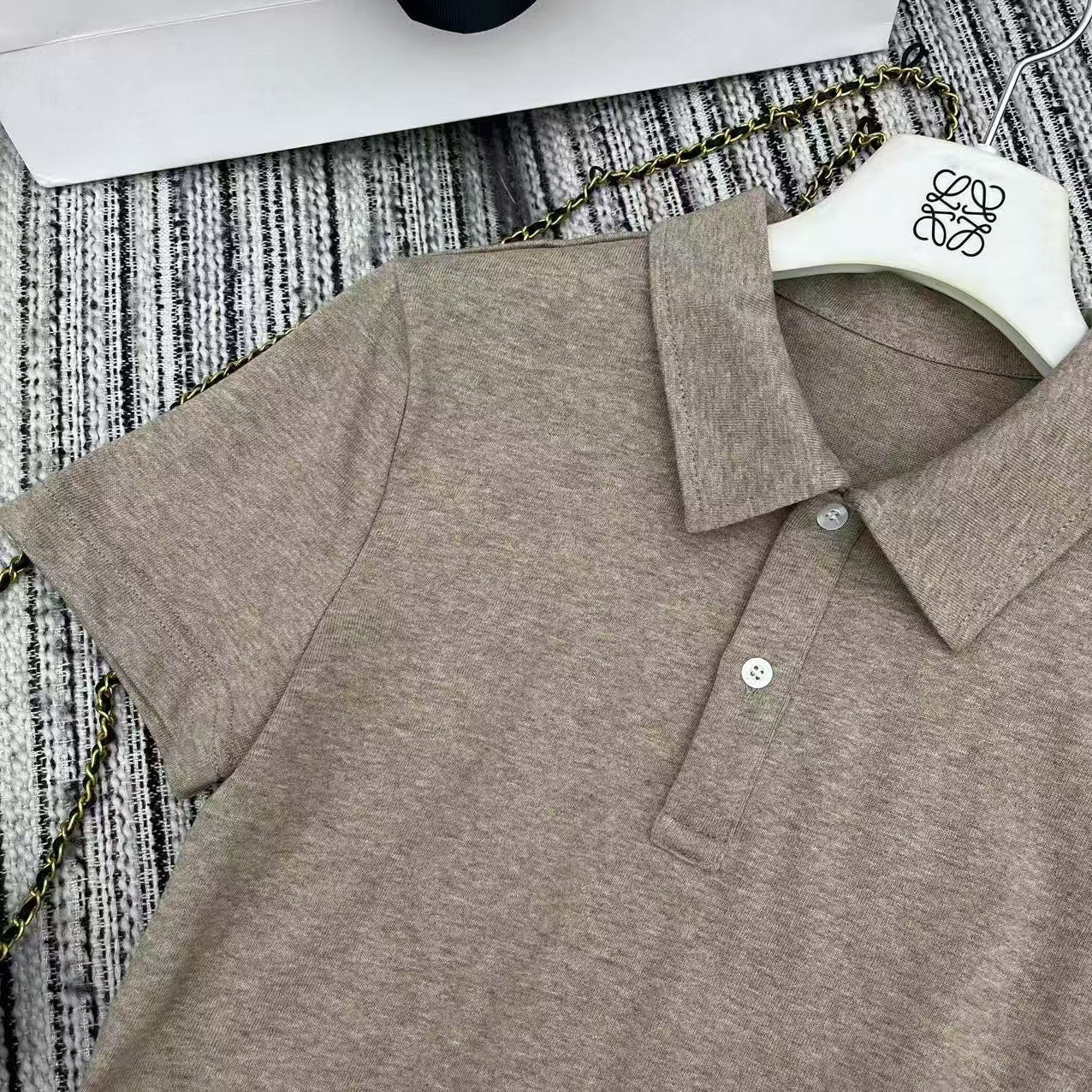 Costume à manches courtes et revers en ruban avec lettres épissées au début du printemps (25 pièces)