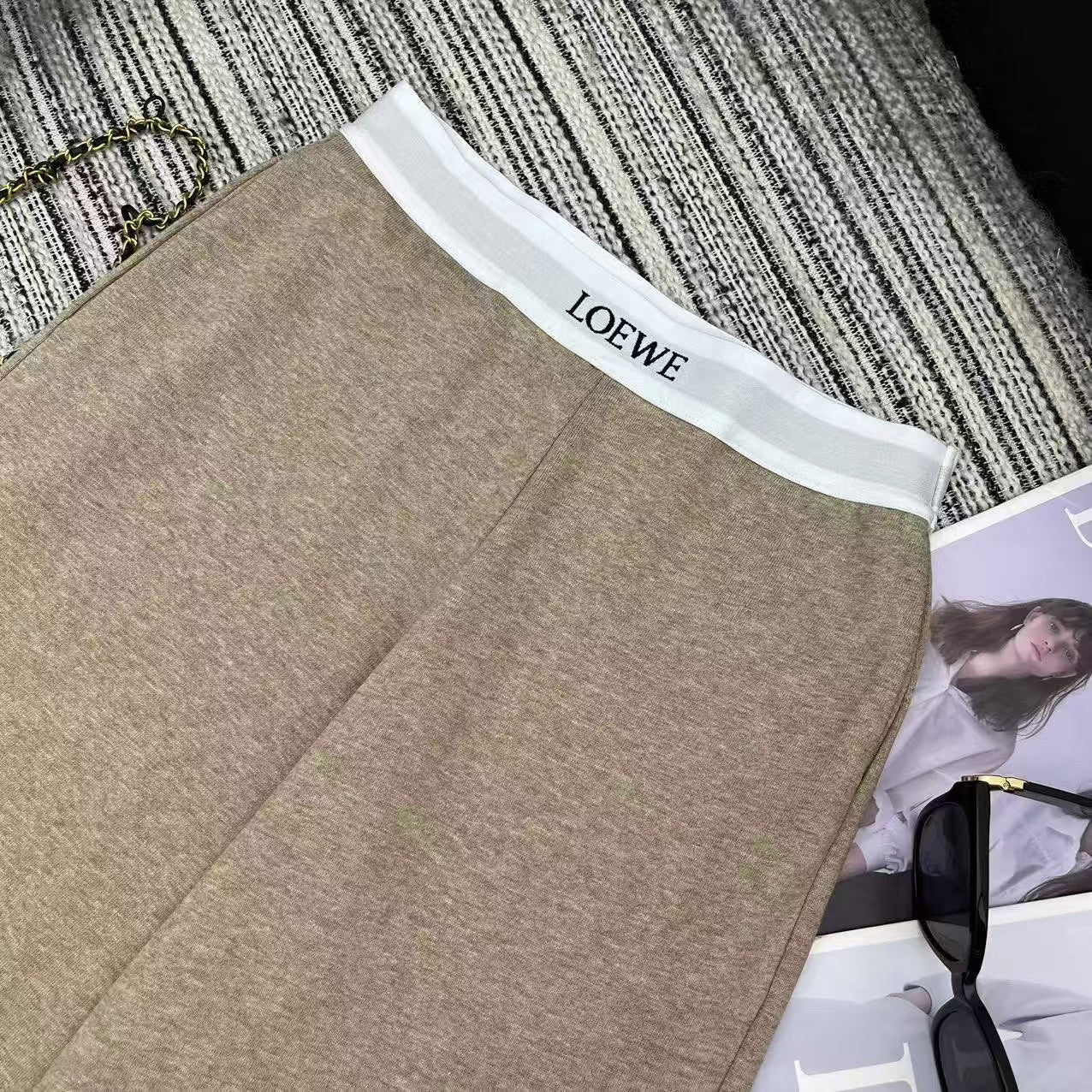 Costume à manches courtes et revers en ruban avec lettres épissées au début du printemps (25 pièces)