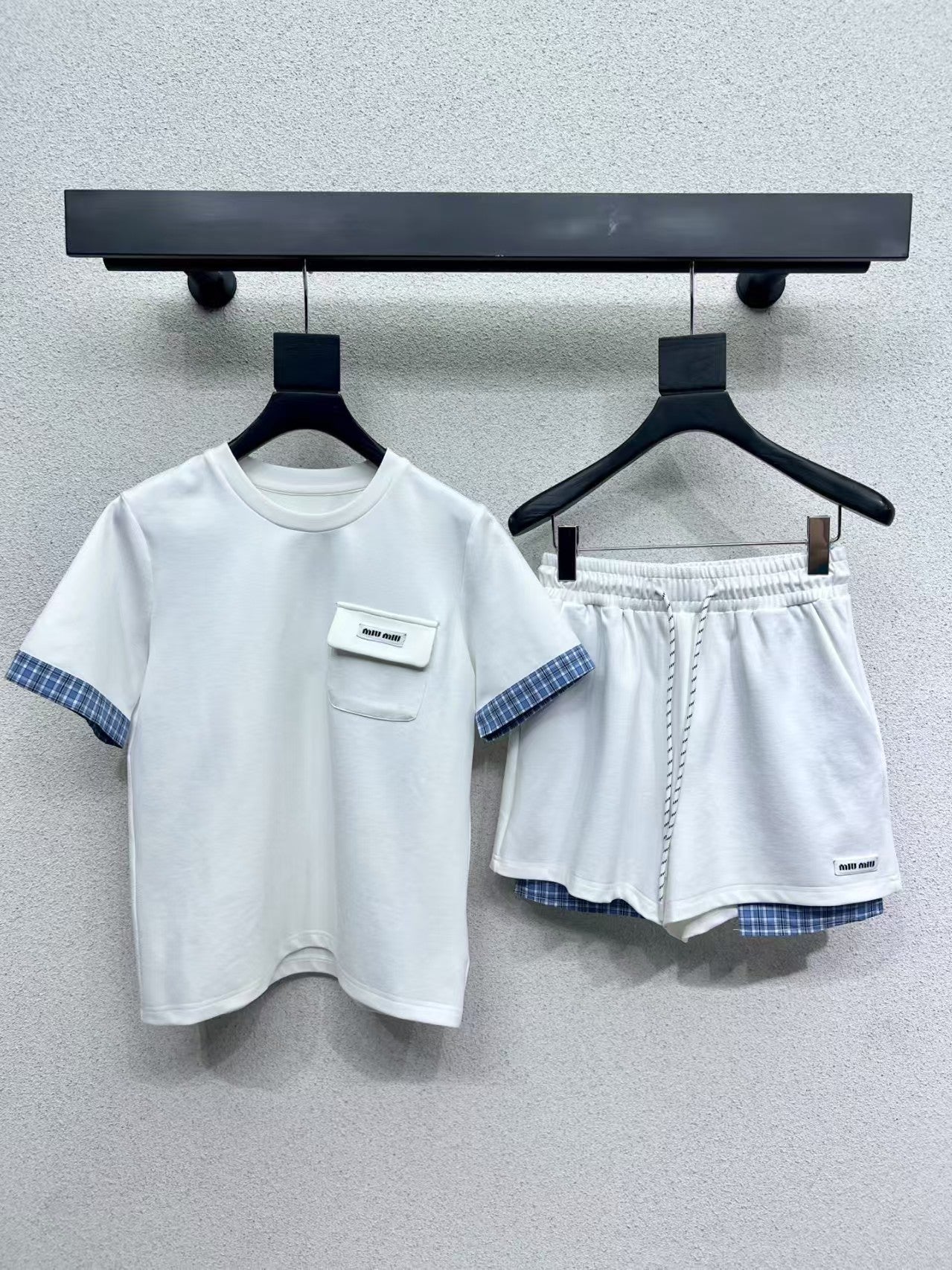 Costume à carreaux et manches contrastées pour début de printemps