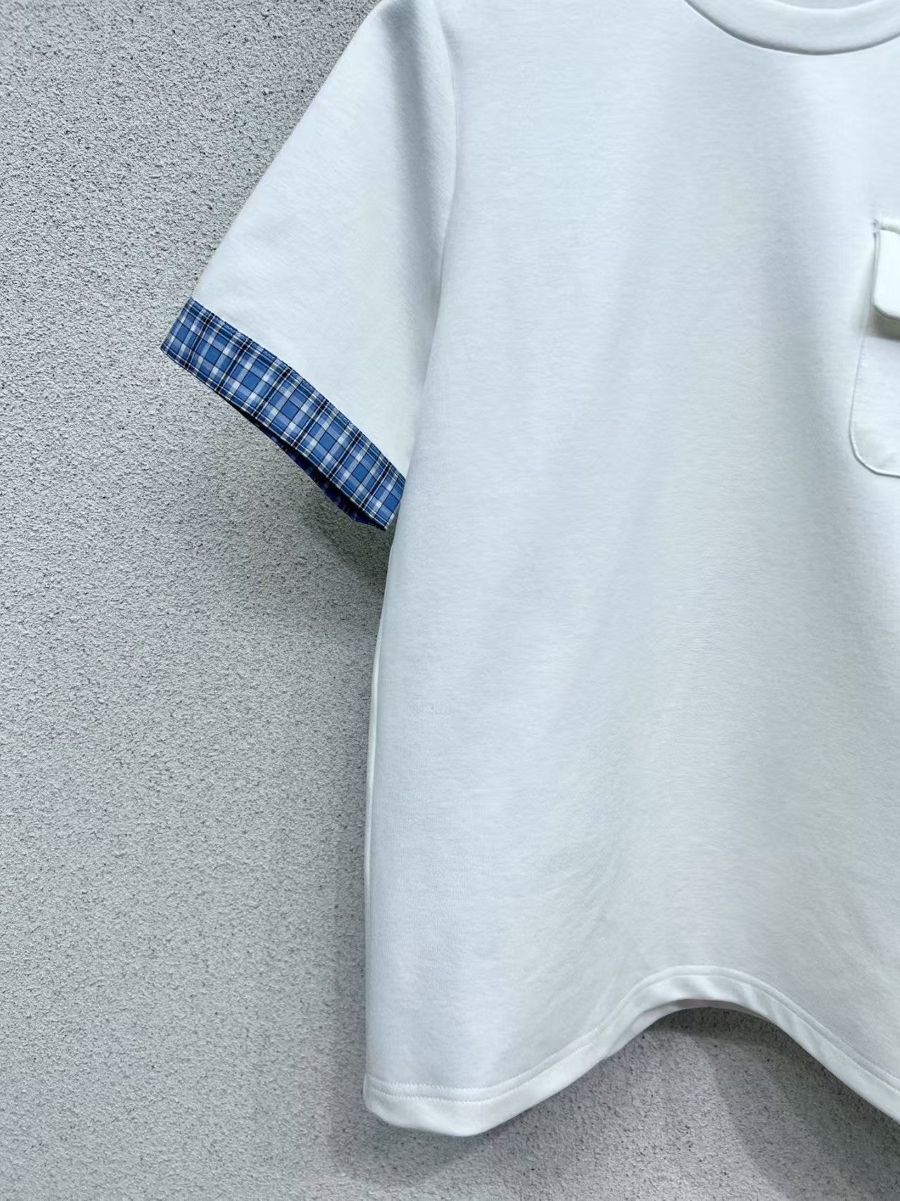 Costume à carreaux et manches contrastées pour début de printemps