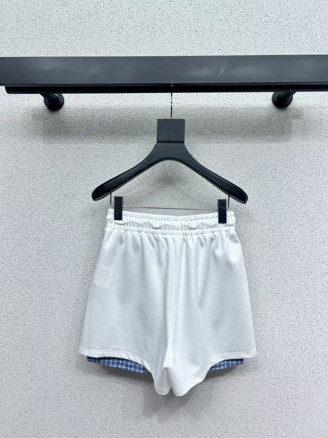 Costume à carreaux et manches contrastées pour début de printemps