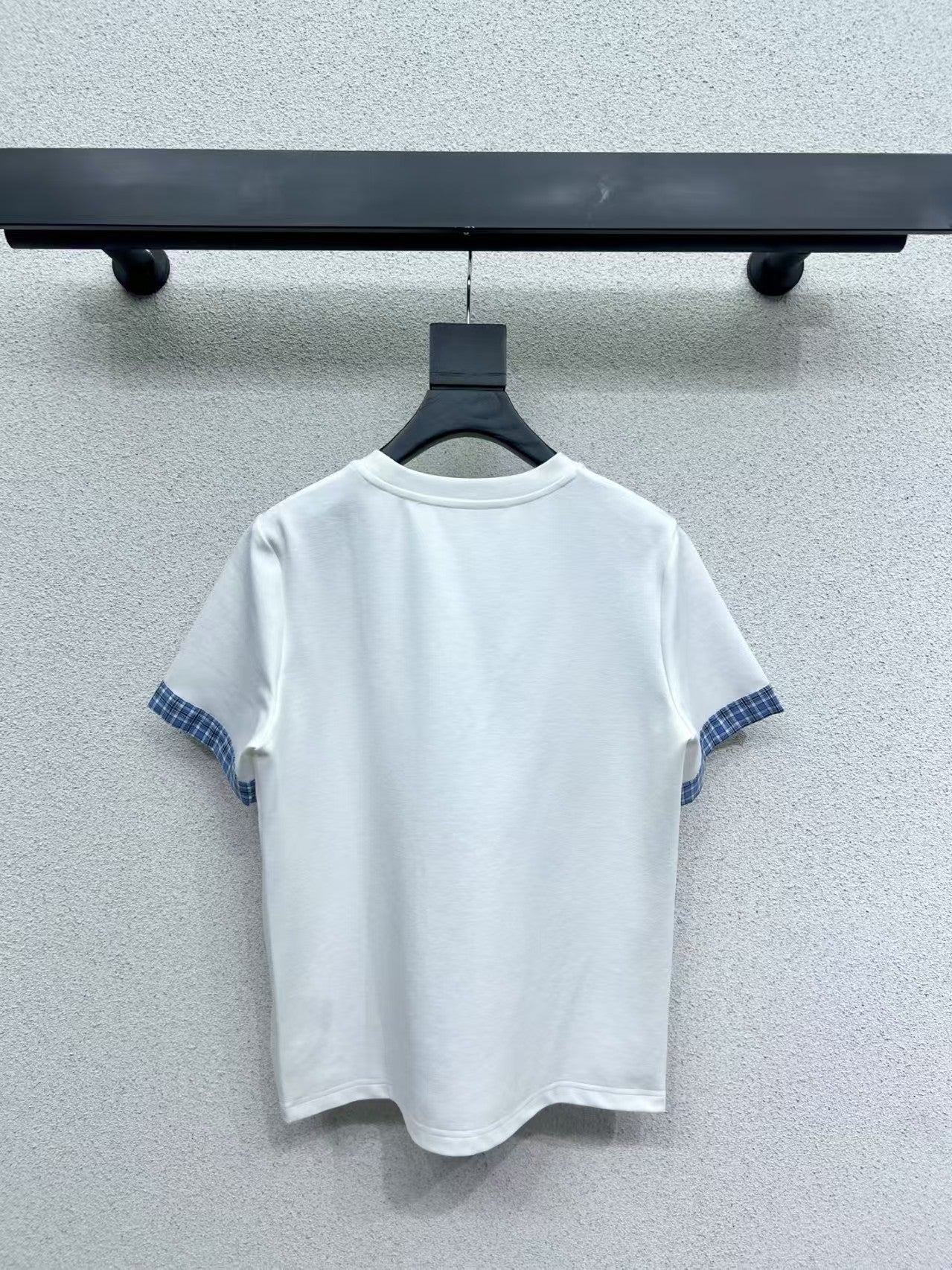 Costume à carreaux et manches contrastées pour début de printemps