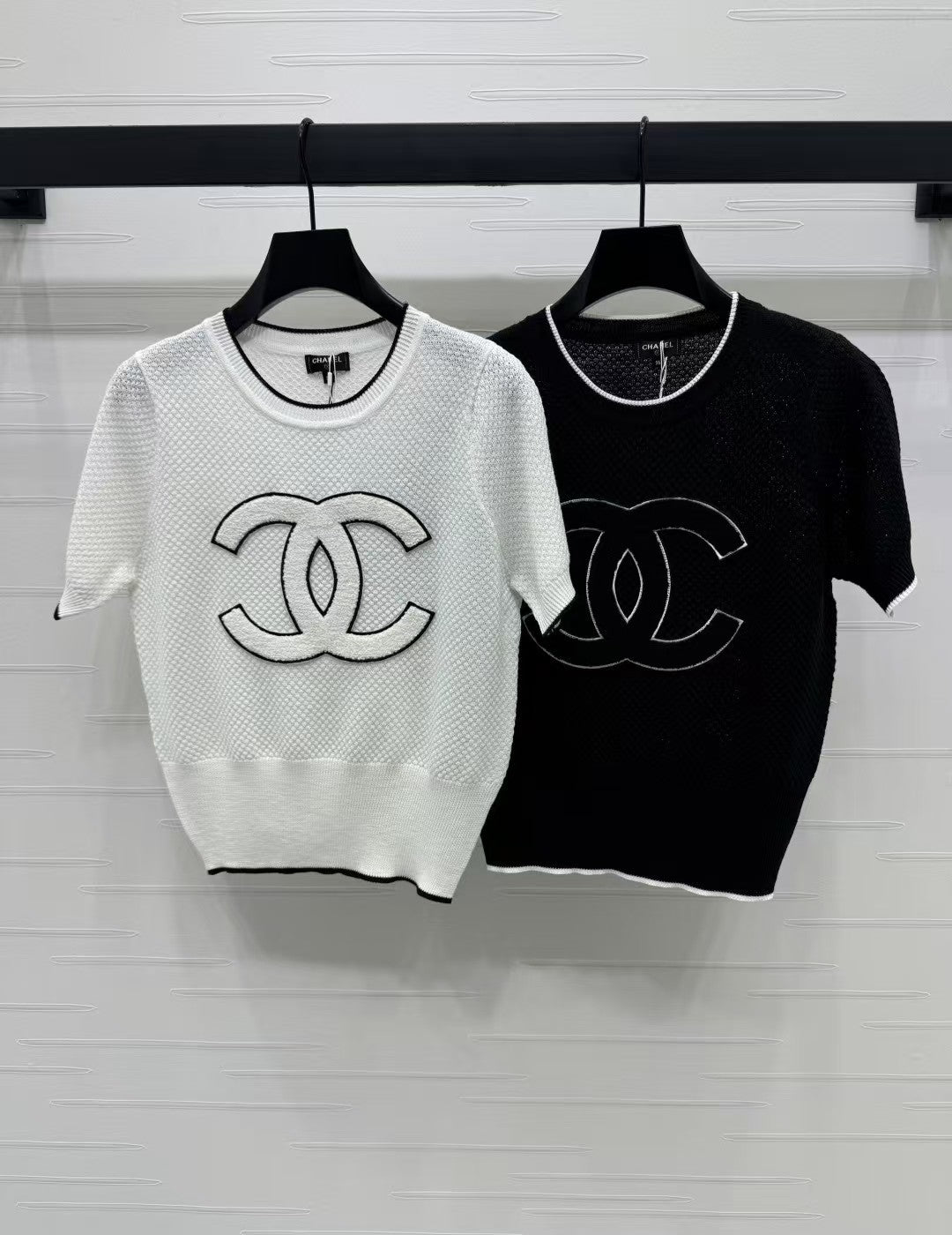 Rundhalsausschnitt, kontrastfarbenes Doppel-C-Strickmuster, kurze Ärmel