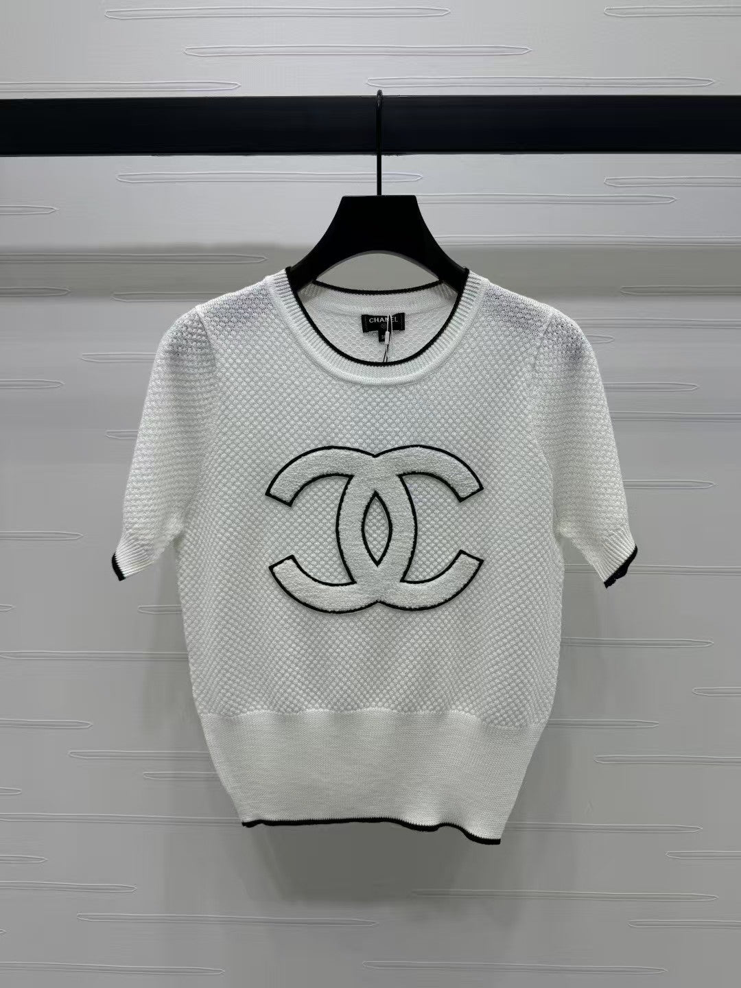 Rundhalsausschnitt, kontrastfarbenes Doppel-C-Strickmuster, kurze Ärmel