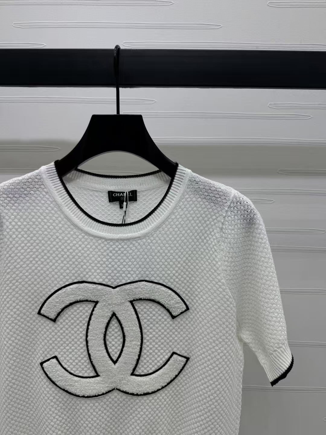 Rundhalsausschnitt, kontrastfarbenes Doppel-C-Strickmuster, kurze Ärmel