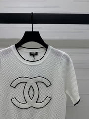 Col rond, couleur contrastée, tricot double C, manches courtes