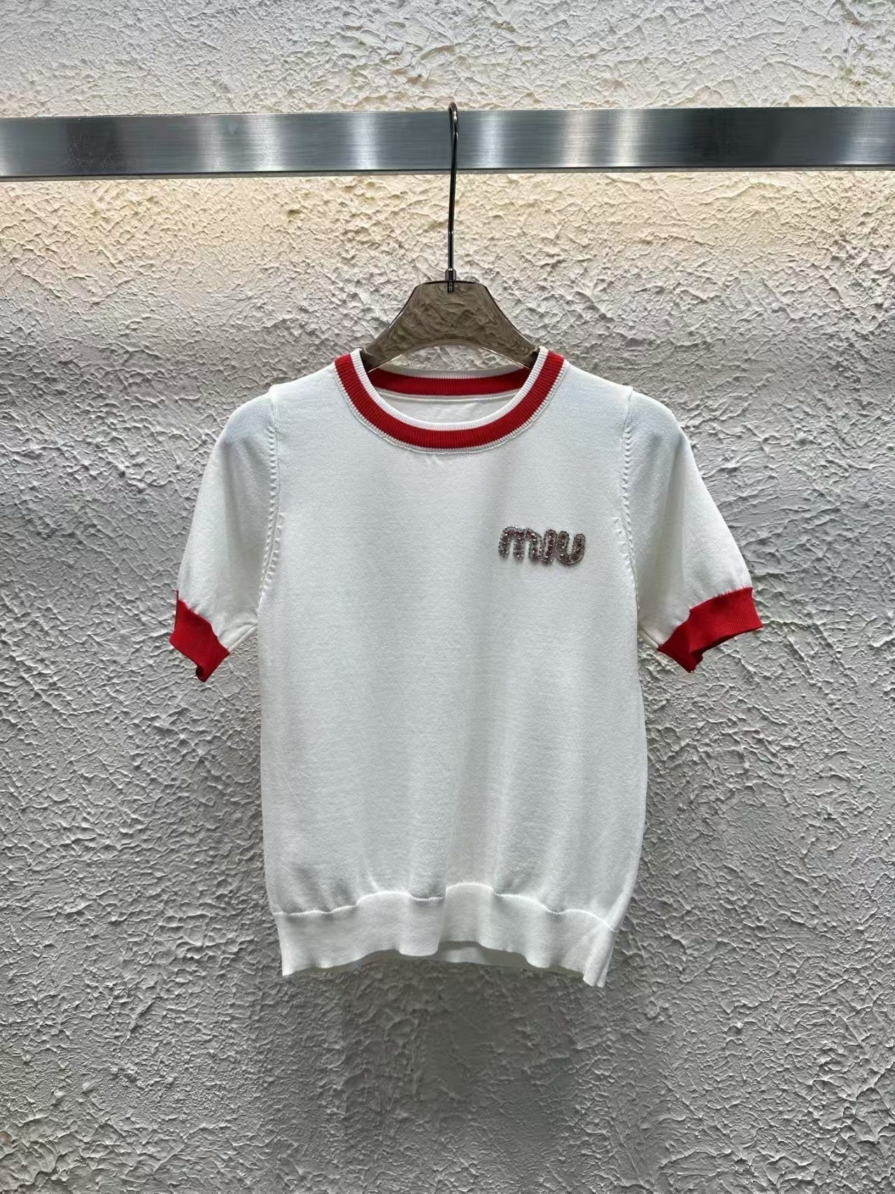 Manches courtes tricotées avec lettres en diamant de couleur