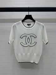 Col rond, couleur contrastée, tricot double C, manches courtes