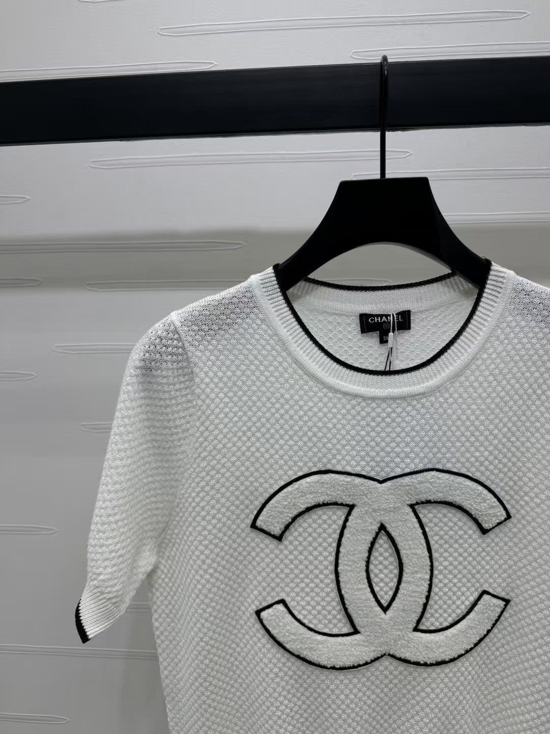 Rundhalsausschnitt, kontrastfarbenes Doppel-C-Strickmuster, kurze Ärmel