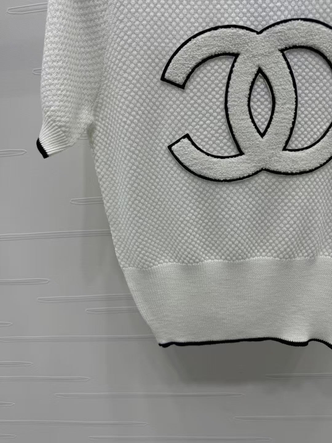 Rundhalsausschnitt, kontrastfarbenes Doppel-C-Strickmuster, kurze Ärmel