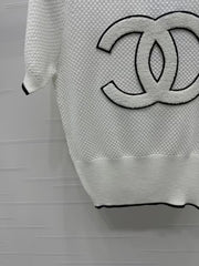 Col rond, couleur contrastée, tricot double C, manches courtes