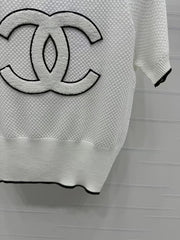 Col rond, couleur contrastée, tricot double C, manches courtes