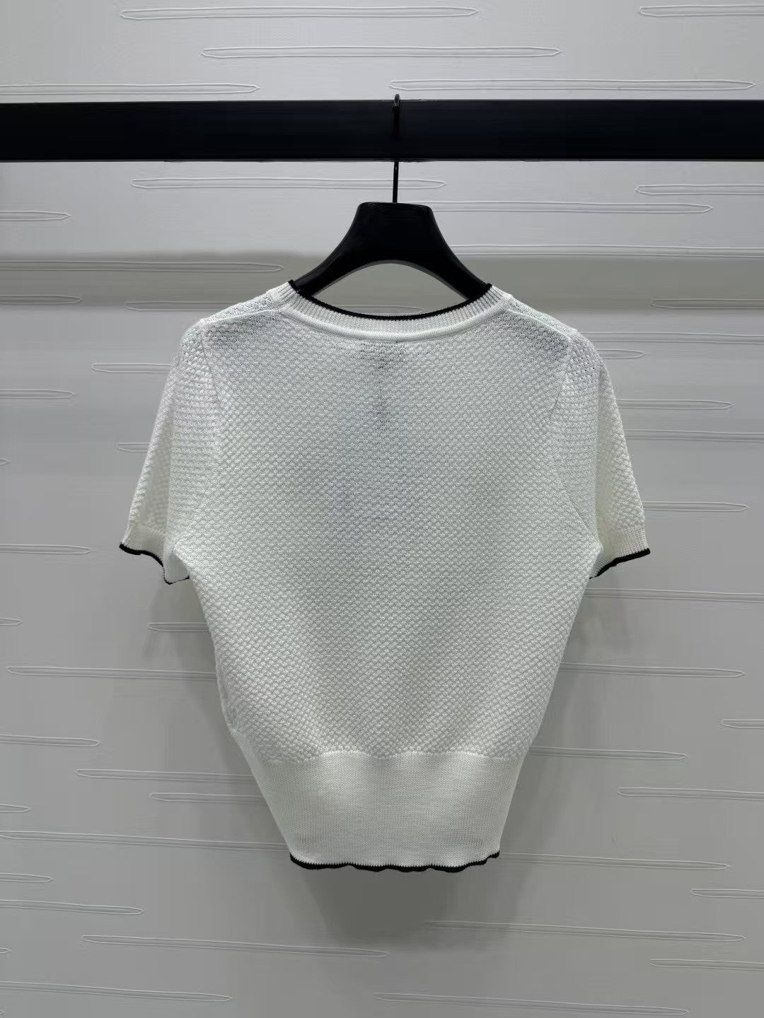 Rundhalsausschnitt, kontrastfarbenes Doppel-C-Strickmuster, kurze Ärmel