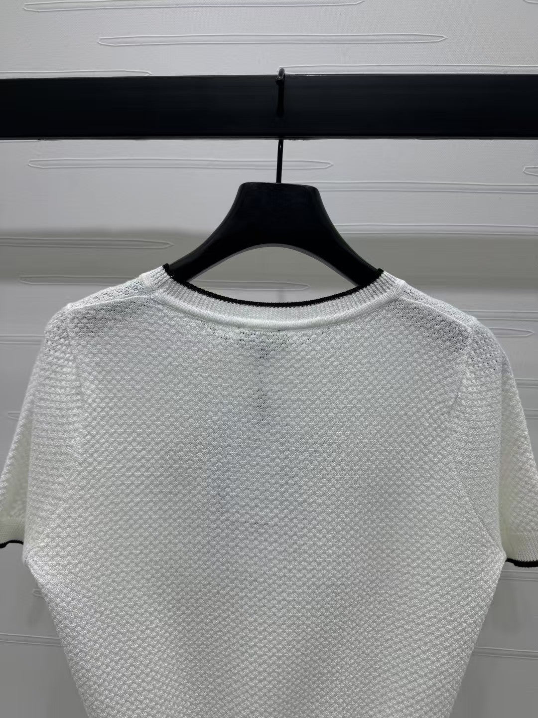 Rundhalsausschnitt, kontrastfarbenes Doppel-C-Strickmuster, kurze Ärmel