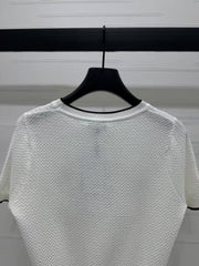 Col rond, couleur contrastée, tricot double C, manches courtes