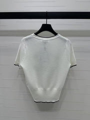 Col rond, couleur contrastée, tricot double C, manches courtes