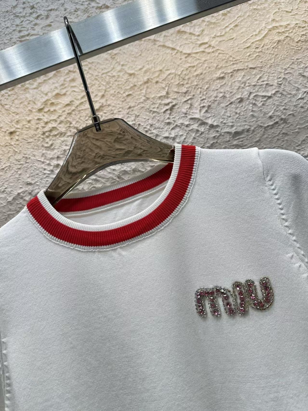 Manches courtes tricotées avec lettres en diamant de couleur