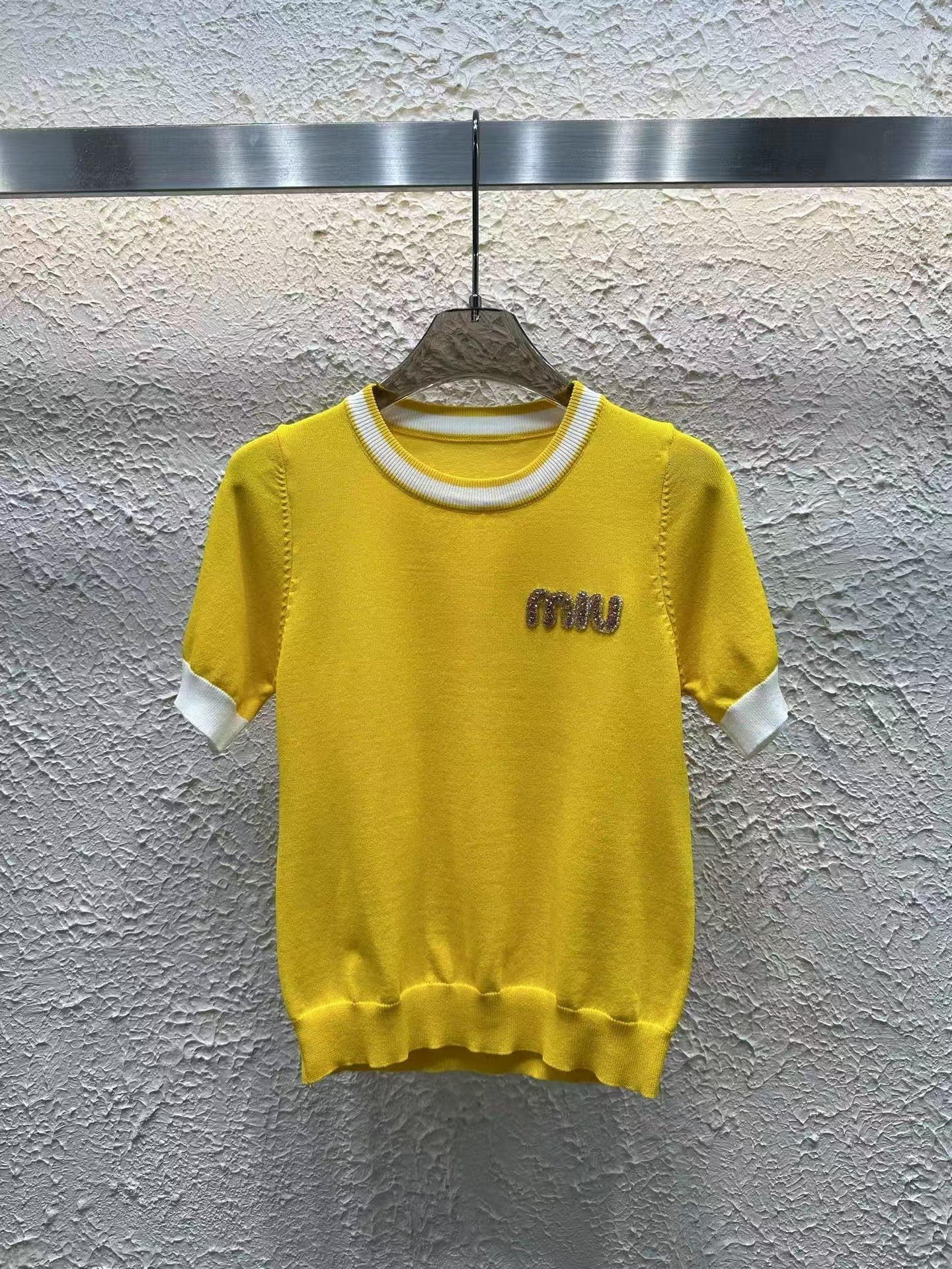 Manches courtes tricotées avec lettres en diamant de couleur