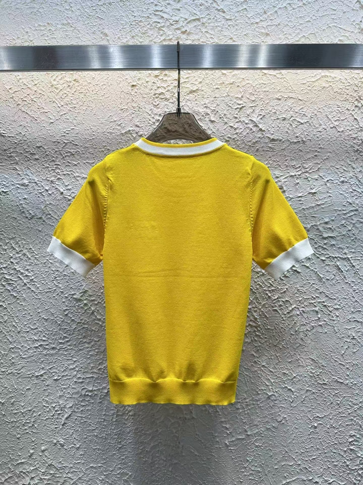 Manches courtes tricotées avec lettres en diamant de couleur