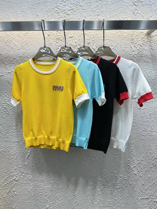 Manches courtes tricotées avec lettres en diamant de couleur