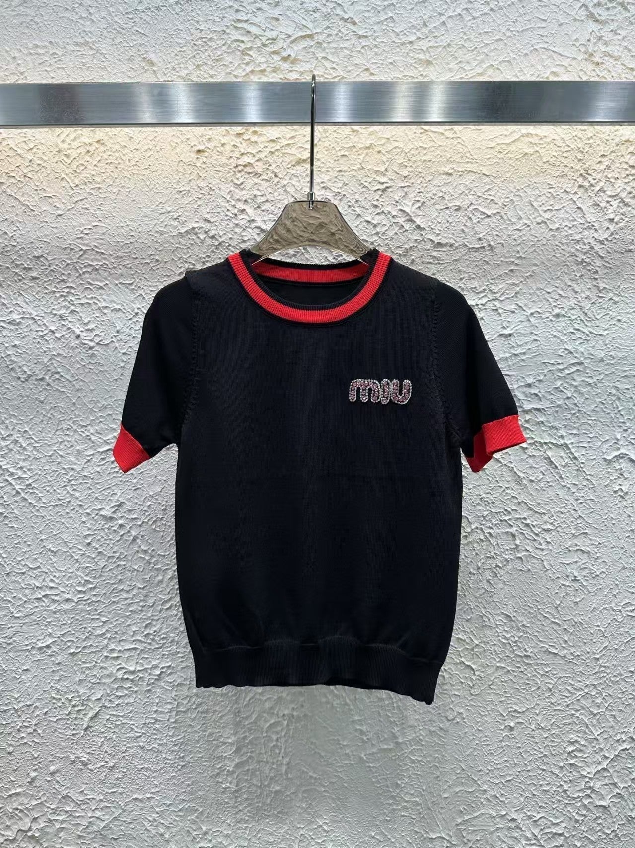 Manches courtes tricotées avec lettres en diamant de couleur