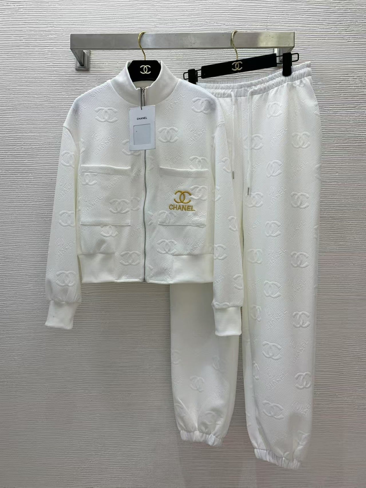 25 Fashion casual suit with double  logo embossing