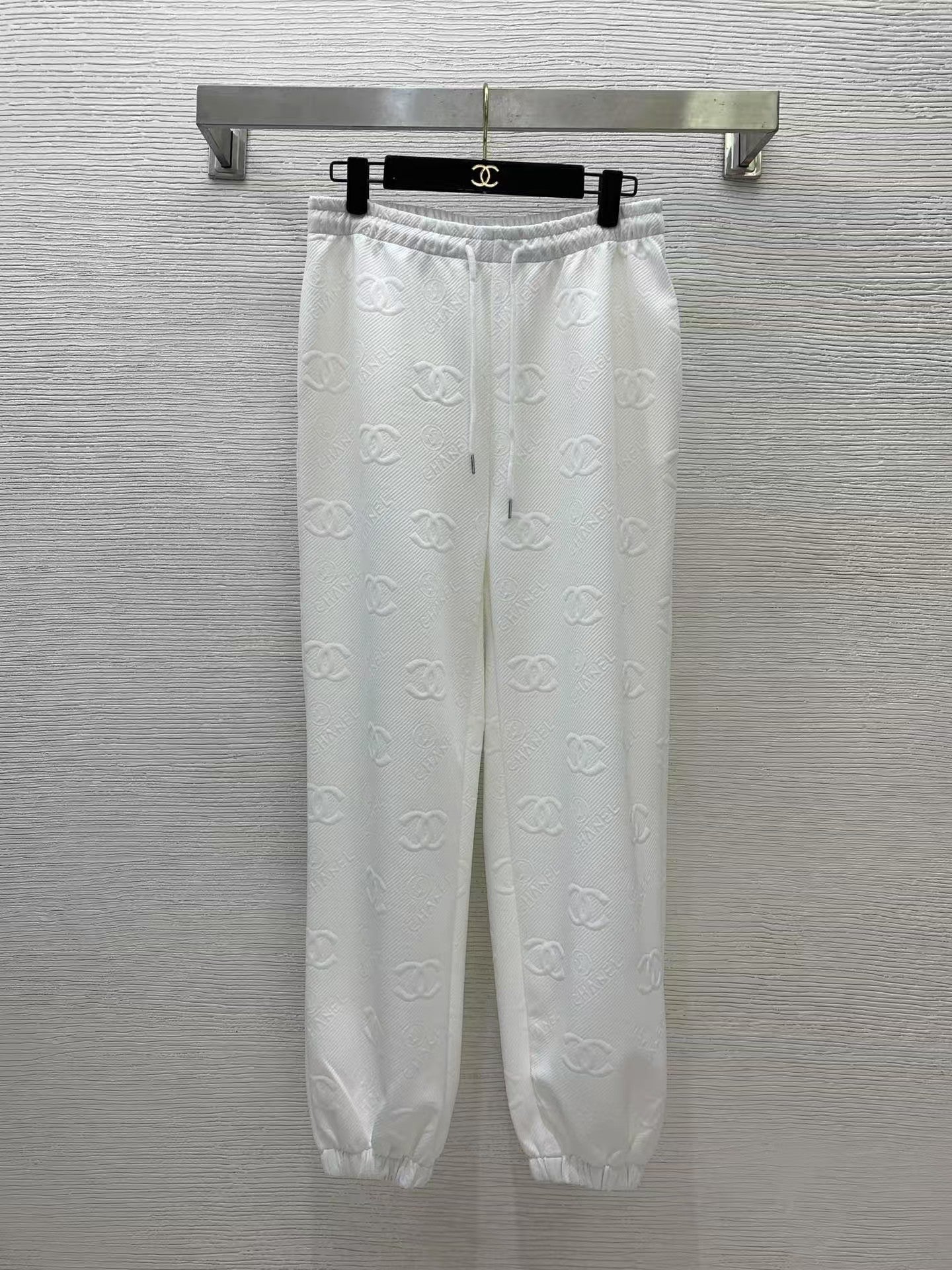 25 costumes décontractés à la mode avec logo double C en relief