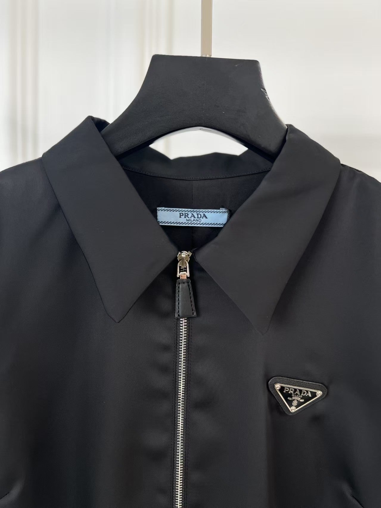 Robe ample à 25 revers, manches courtes et fermeture éclair