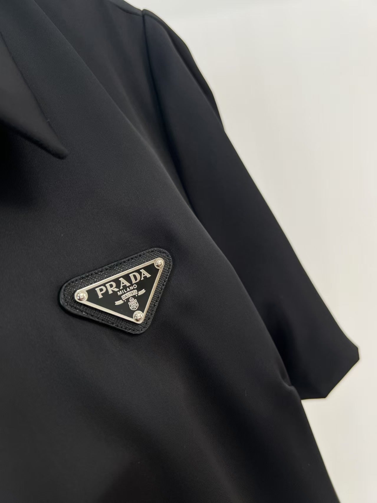 Robe ample à 25 revers, manches courtes et fermeture éclair