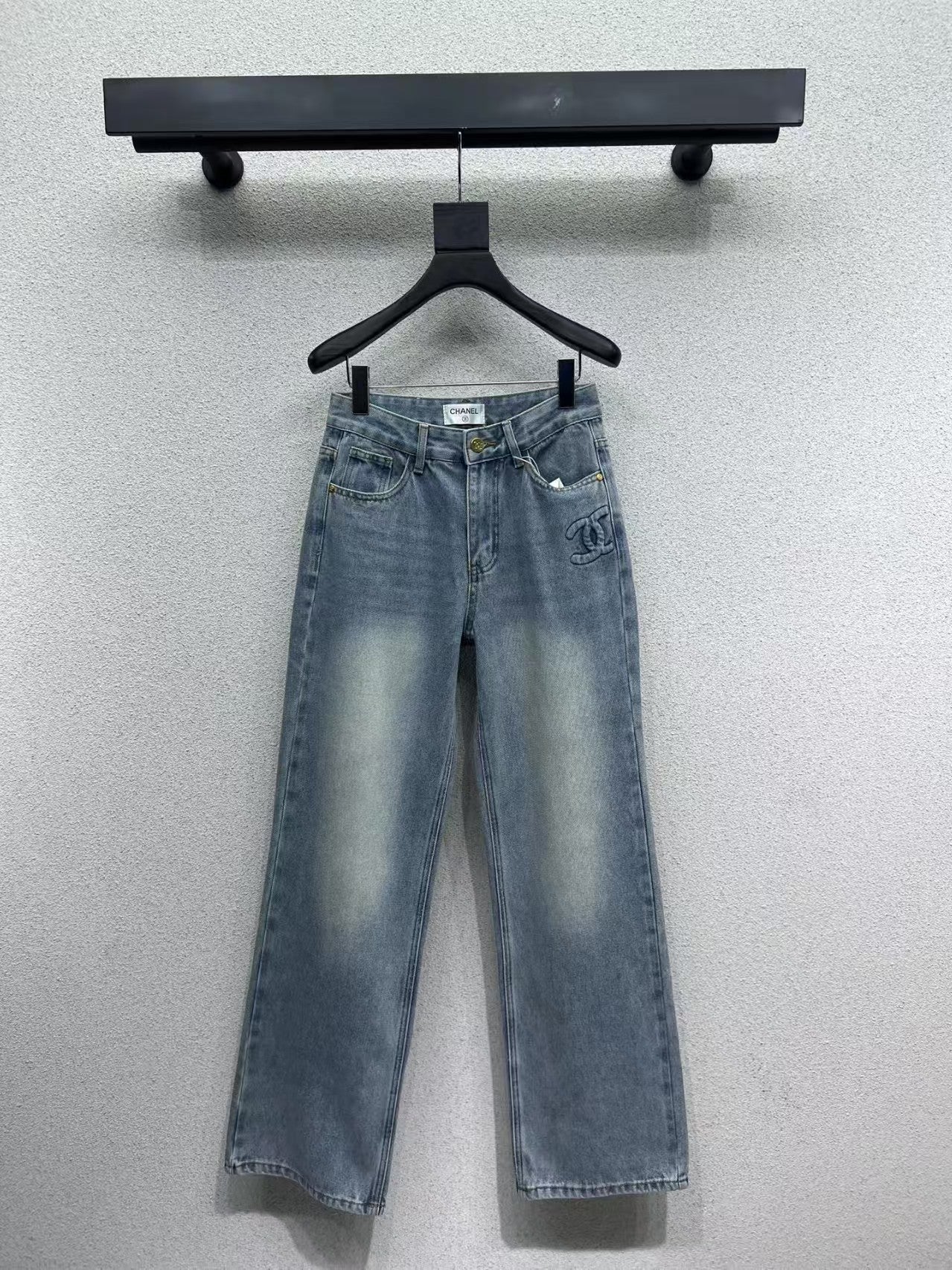 Pantalon en jean avec logo en relief sur la poche